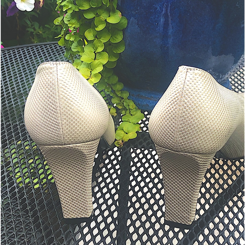 Stuart Weitzman Pumps In Bone With A Dot Texture … - image 4